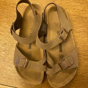 Cushionaire, size 7M sandals